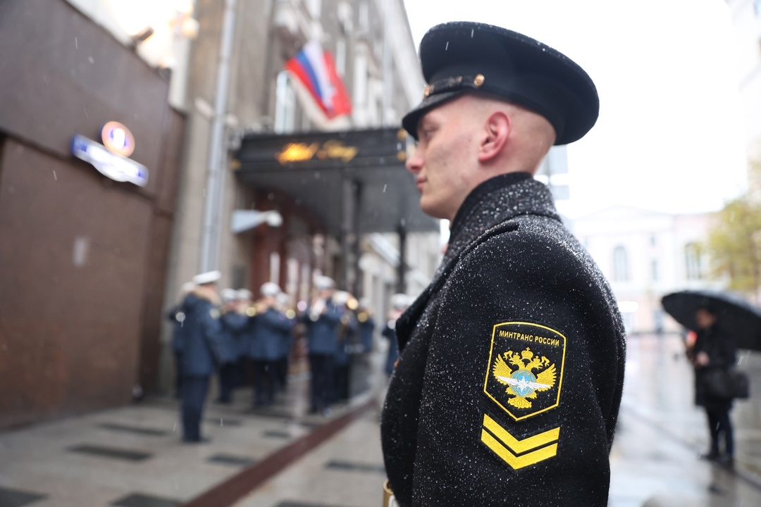 Памятную мемориальную доску в честь 215-летия транспортного ведомства открыли на здании Министерства транспорта в Москве