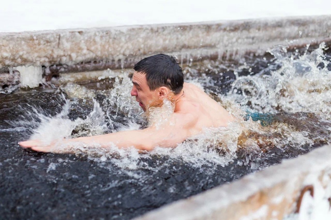 «Если вода не лёд, значит она тёплая» В Тарко-Сале отметили 5-летний юбилей единственного на Ямале клуба закаливания и зимнего плавания «Профсоюзные моржи»