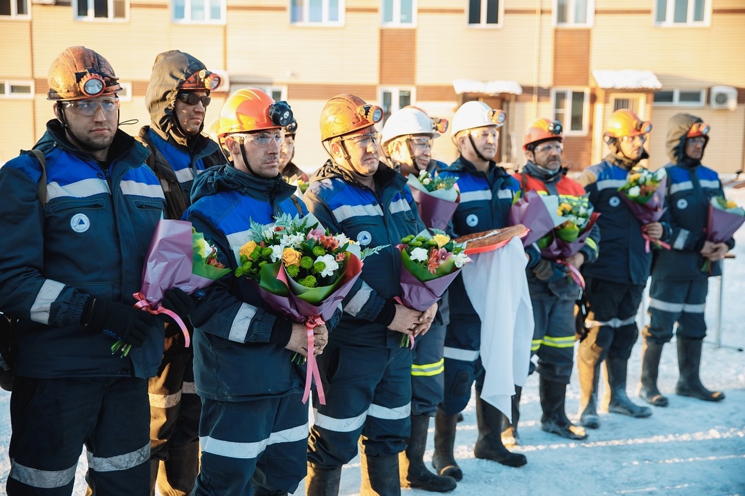 На «Усковской» – Новый год! Бригада Алексея Куслий первой в Распадской угольной компании добыла 2 миллиона тонн угля в этом году, досрочно выполнив годовой план