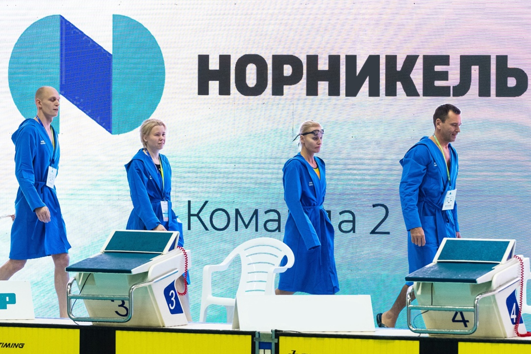 Команды «Норникеля» победили в эстафете по плаванию