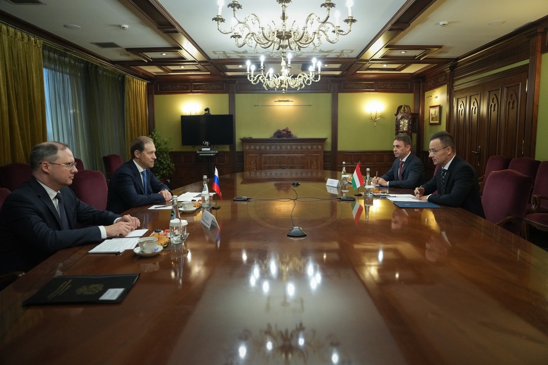 Денис Мантуров встретился с министром иностранных дел Венгрии Петером Сийярто