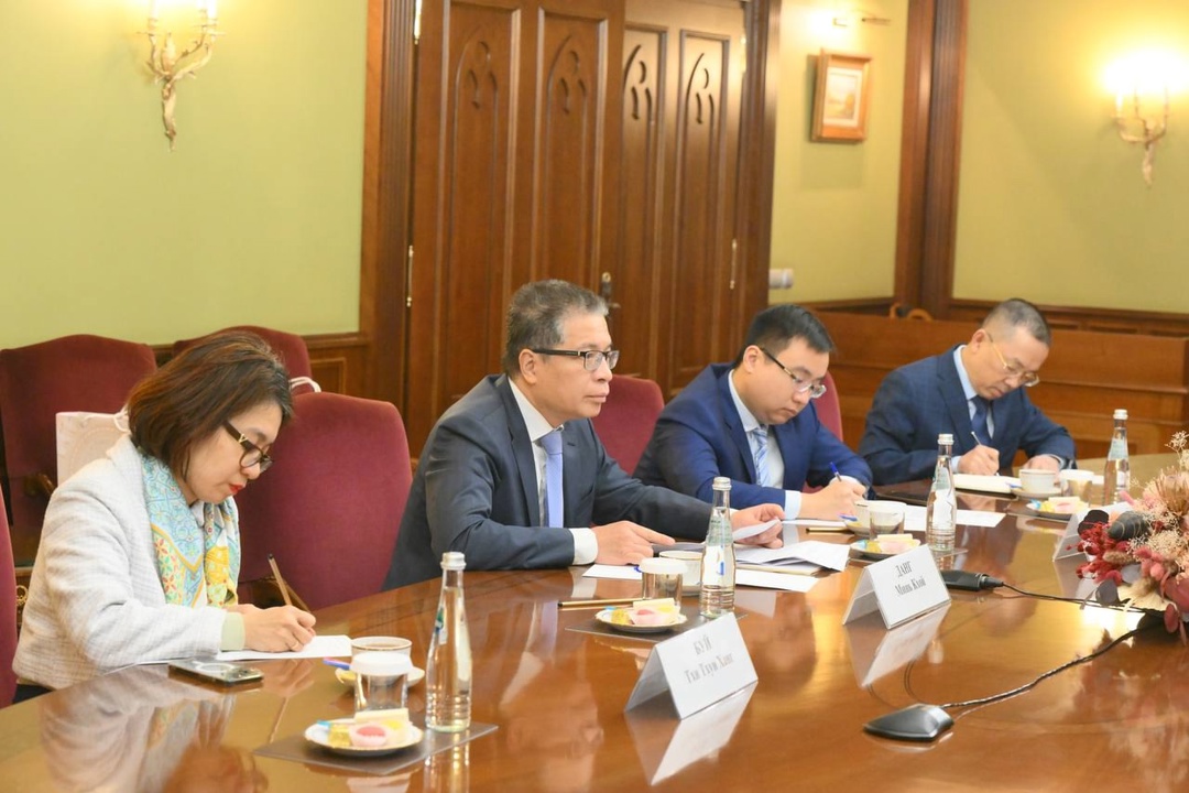 Дмитрий Чернышенко провел рабочую встречу с чрезвычайным и полномочным послом Социалистической Республики Вьетнам Данг Минь Кхоем