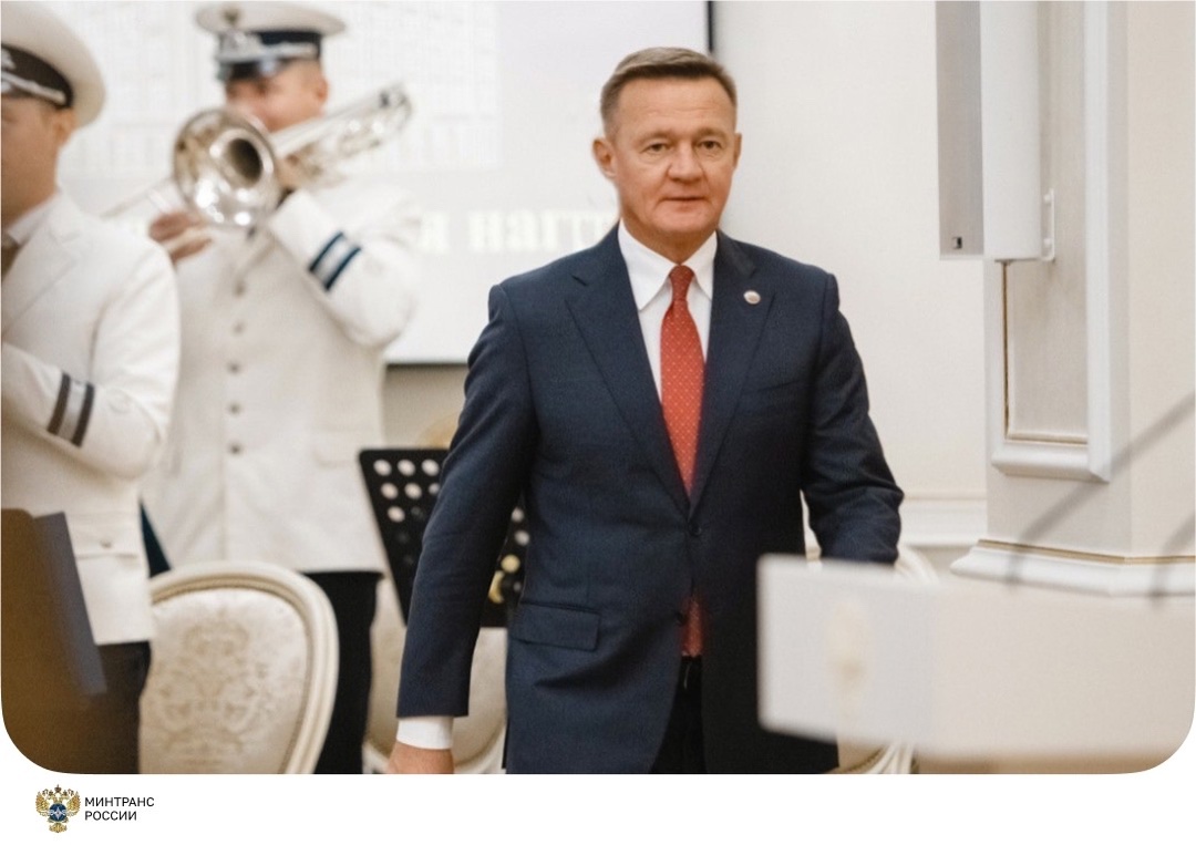 Роман Старовойт вручил ведомственные награды сотрудникам авиакомпании «Победа»