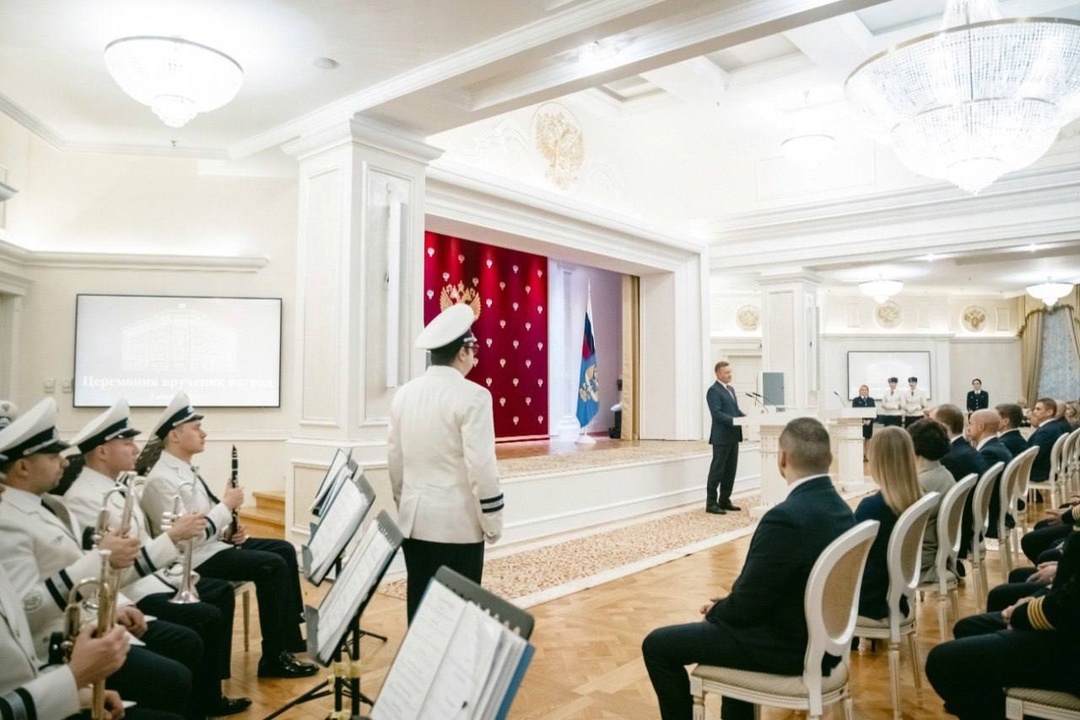 Роман Старовойт вручил ведомственные награды сотрудникам авиакомпании «Победа»