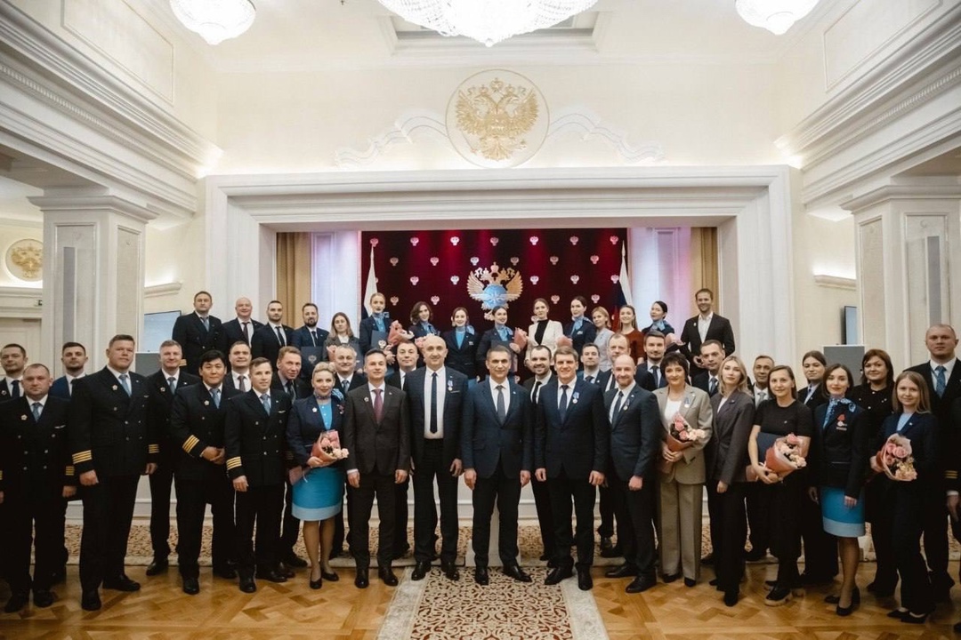 Роман Старовойт вручил ведомственные награды сотрудникам авиакомпании «Победа»