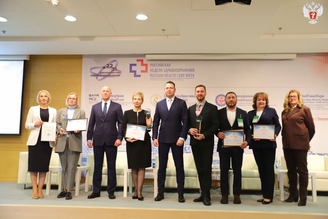 Первый заместитель Министра здравоохранения РФ Виктор Фисенко наградил победителей конкурса «Лучший проект государственно-частного взаимодействия в…