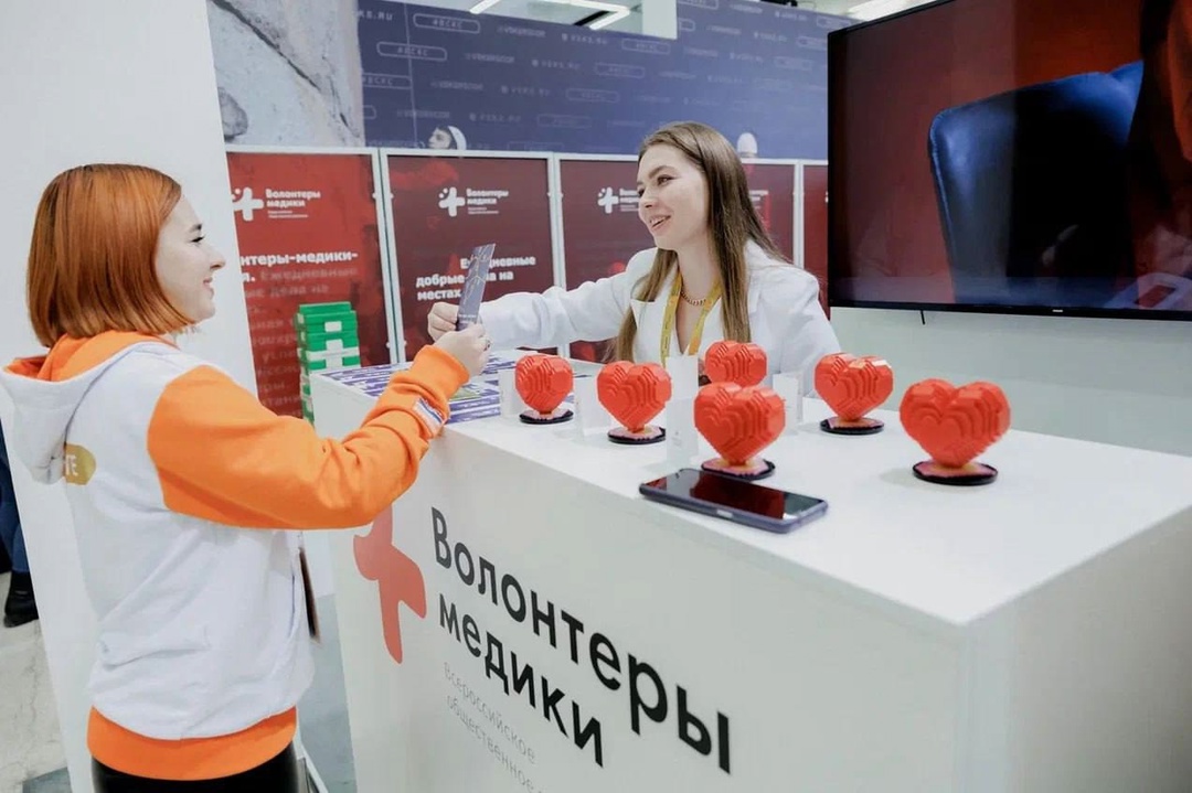 Дмитрий Чернышенко и Григорий Гуров поздравили россиян с Днем добровольца