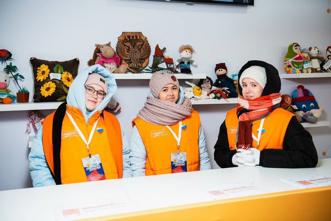 Дмитрий Чернышенко и Григорий Гуров поздравили россиян с Днем добровольца