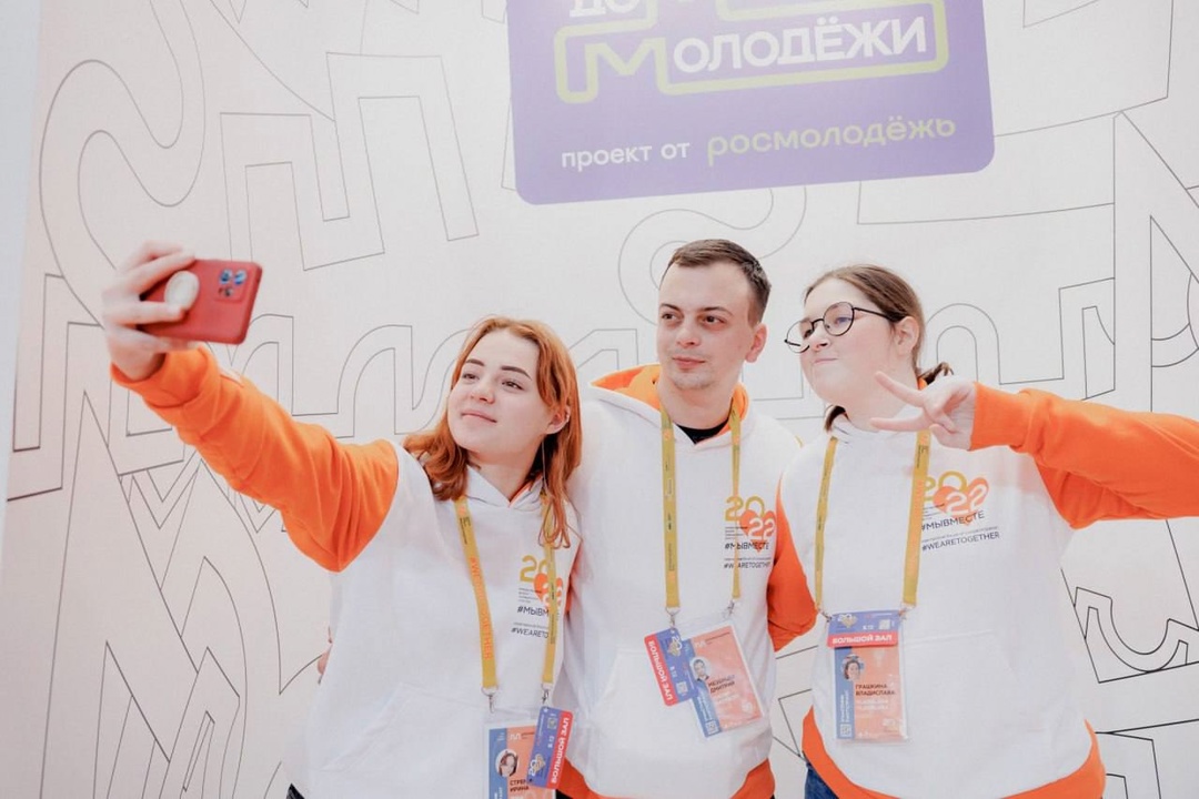 Дмитрий Чернышенко и Григорий Гуров поздравили россиян с Днем добровольца