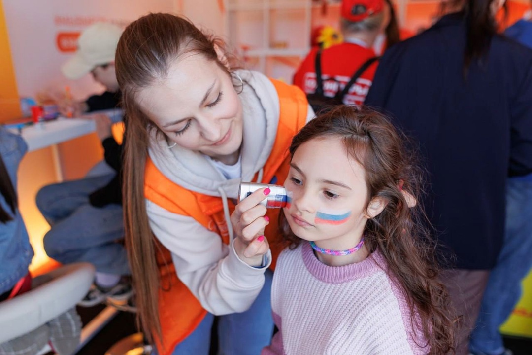 Дмитрий Чернышенко и Григорий Гуров поздравили россиян с Днем добровольца