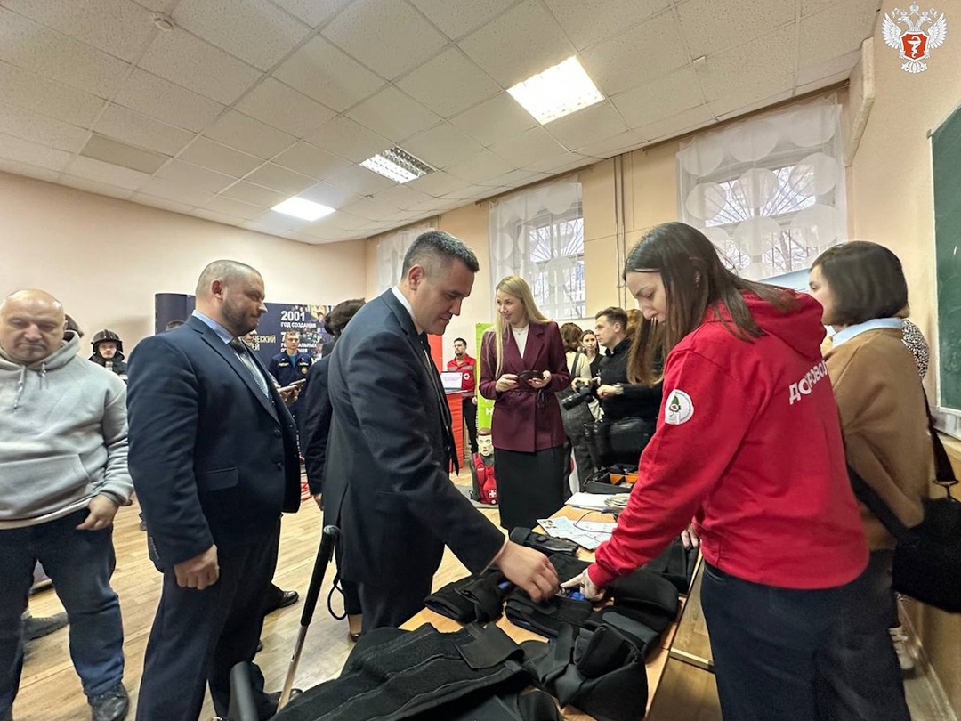 Активисты Дома добровольцев Свердловского областного медицинского колледжа обучают уральцев правилам ЗОЖ и навыкам первой помощи