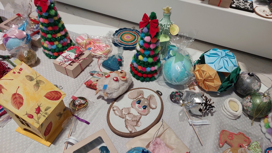 В головном офисе «Транснефти» – башне «Эволюция» – состоялась новогодняя благотворительная ярмарка