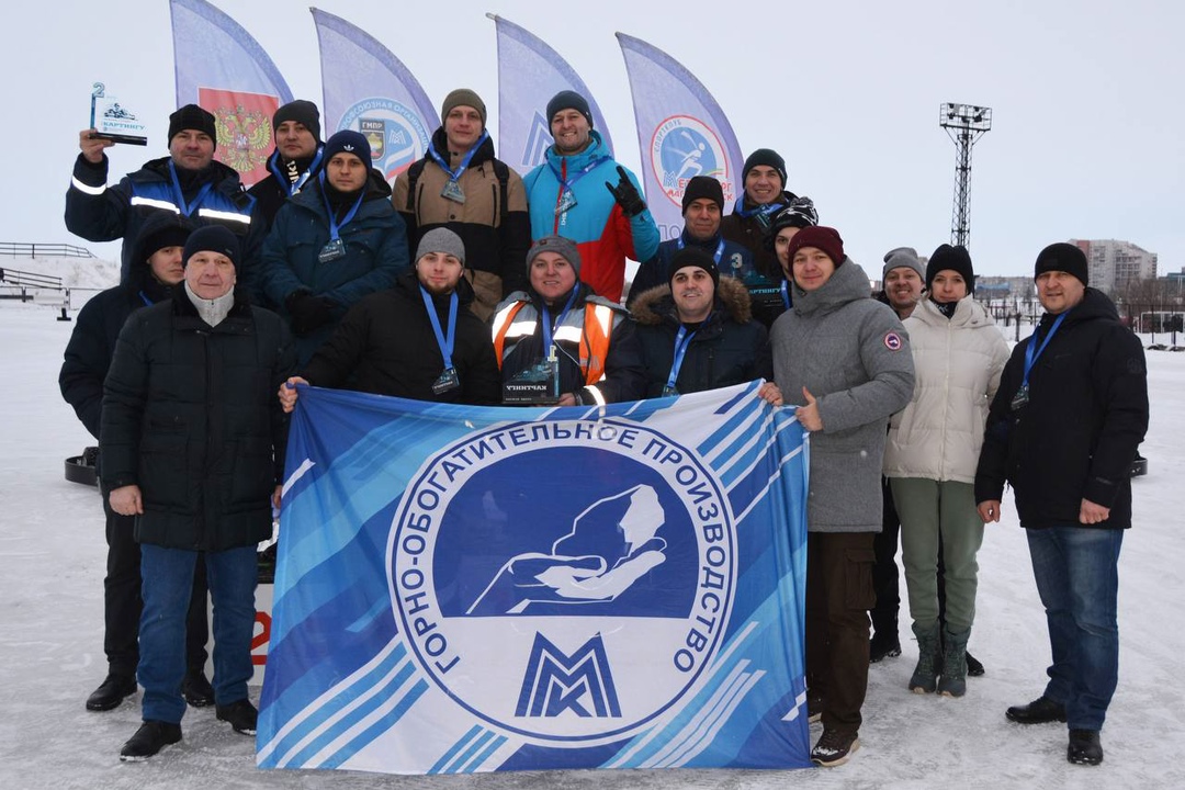 Горняки и железнодорожники на пьедестале