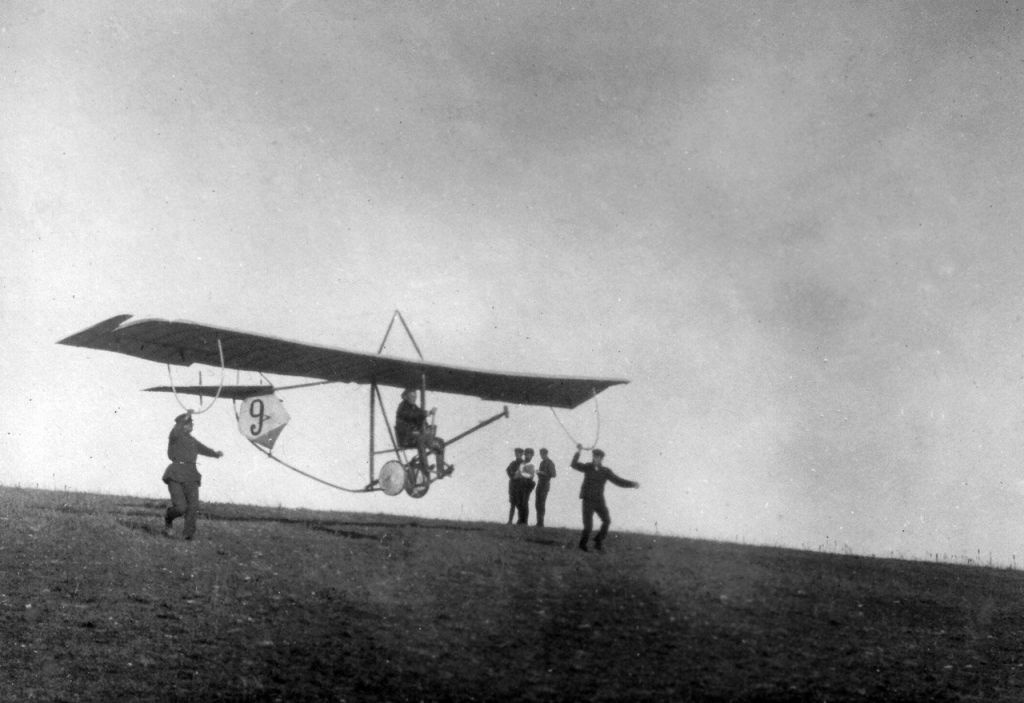 Летать без мотора Планеры... Они появились больше ста лет назад и наряду с воздушными шарами и дирижаблями стали одними из первых летательных аппаратов тяжелее…