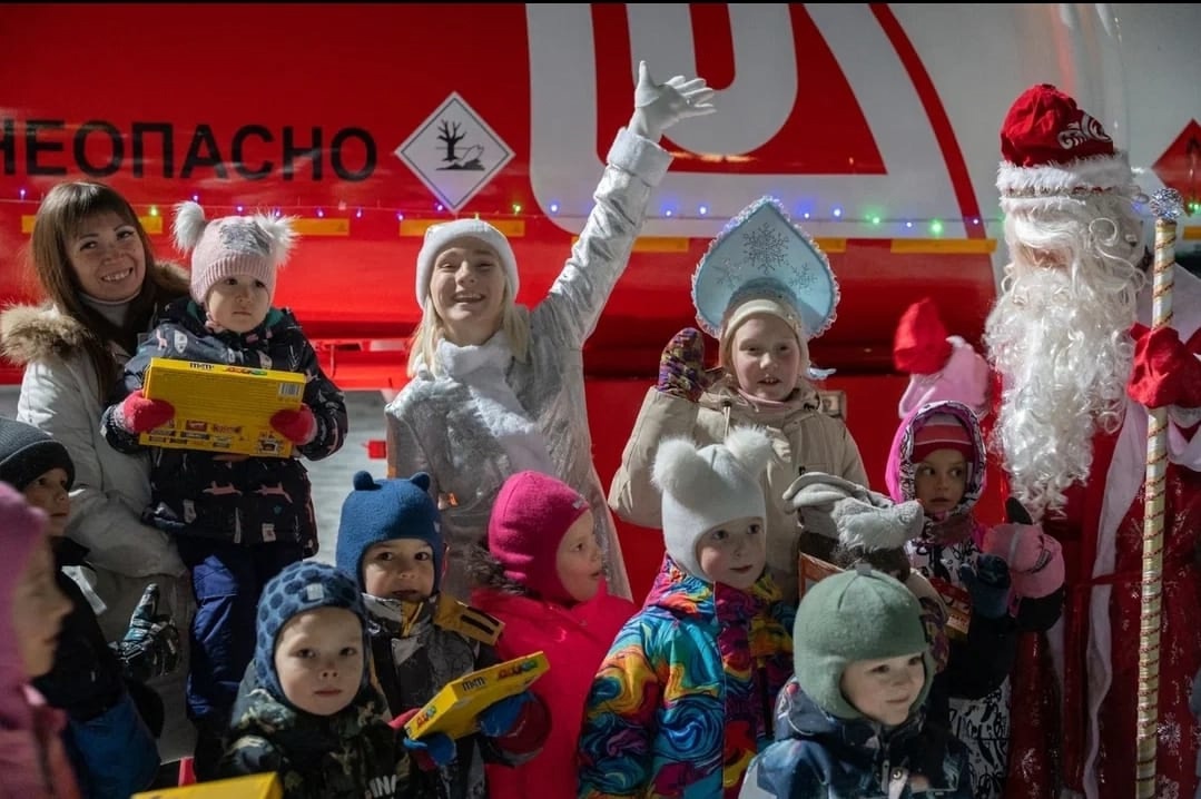 «Новогодний грузовик» привез праздник в города России