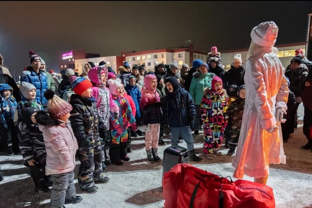 «Новогодний грузовик» привез праздник в города России