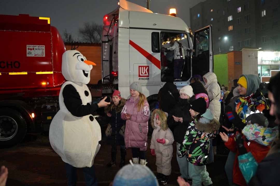 «Новогодний грузовик» привез праздник в города России