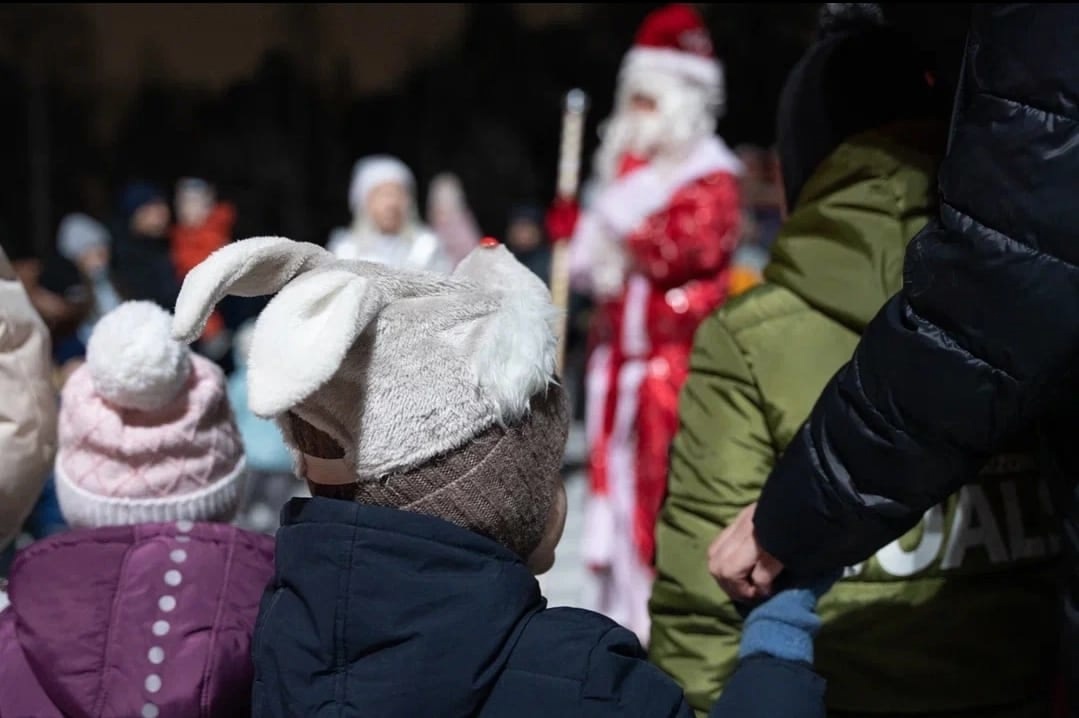 «Новогодний грузовик» привез праздник в города России