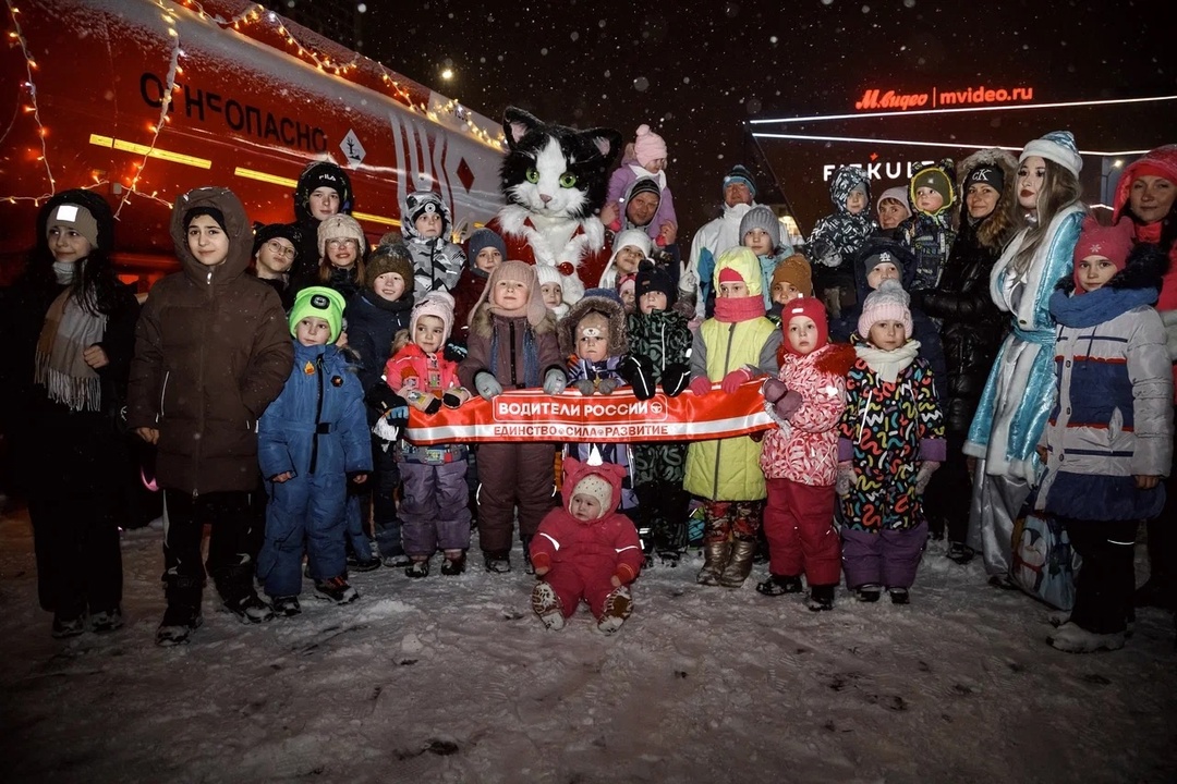 «Новогодний грузовик» привез праздник в города России