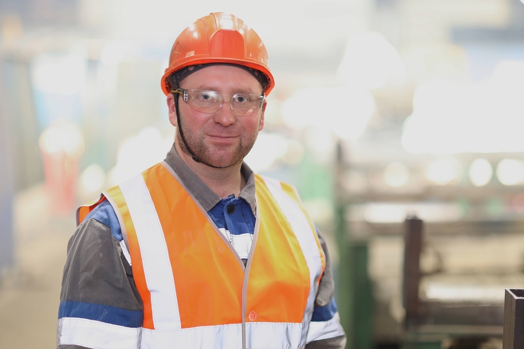 Наставник, чей опыт вдохновляет! Эдуард работает стропальщиком на «Монтажнике Распадской» и уже 4 года обучает новых сотрудников основам профессии