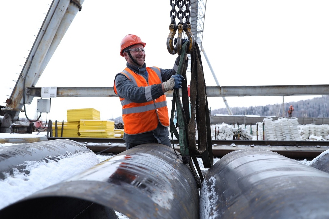 Наставник, чей опыт вдохновляет! Эдуард работает стропальщиком на «Монтажнике Распадской» и уже 4 года обучает новых сотрудников основам профессии