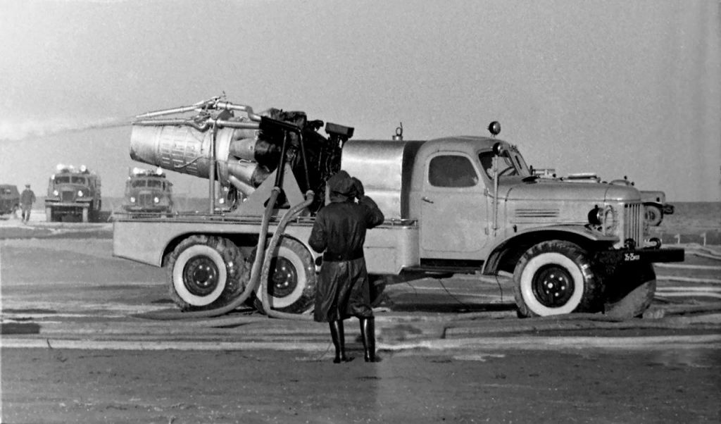 Авиадвигатель на пенсии В 1960-е придумали тушить загоревшиеся газовые и нефтяные фонтаны с помощью реактивных двигателей.