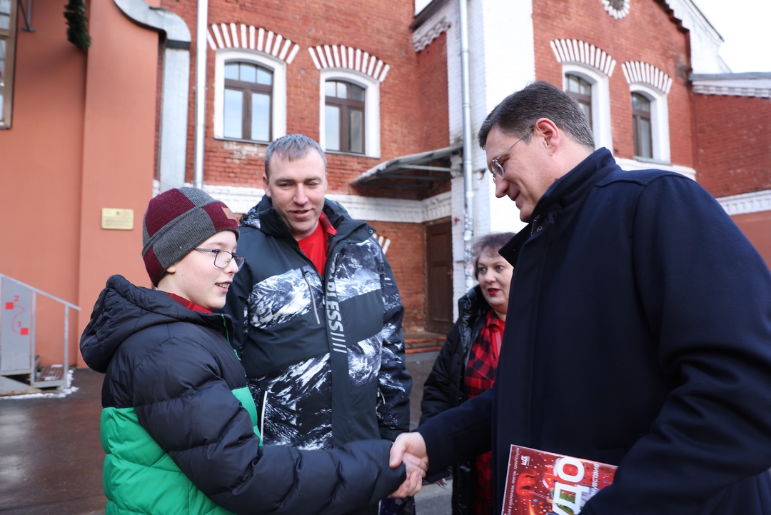 Александр Новак исполнил мечту 12-летнего Богдана Суворова из Углича Ярославской области, который мечтал встретиться с известным актером Гошей Куценко в рамках…