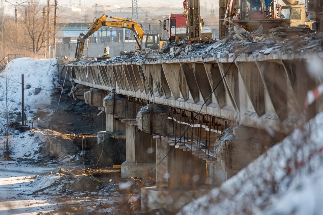 Реалии северного перехода! На северном переходе "разборка" идёт полным ходом: асфальт сняли, перила вырвали, тротуарные блоки разобрали
