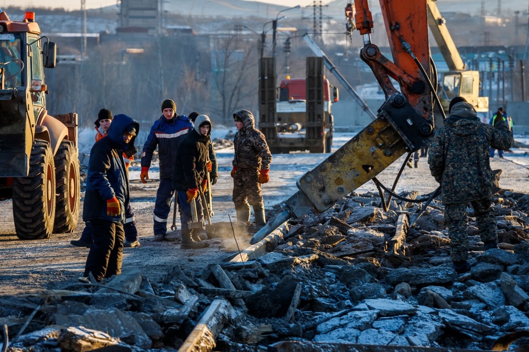Реалии северного перехода! На северном переходе "разборка" идёт полным ходом: асфальт сняли, перила вырвали, тротуарные блоки разобрали