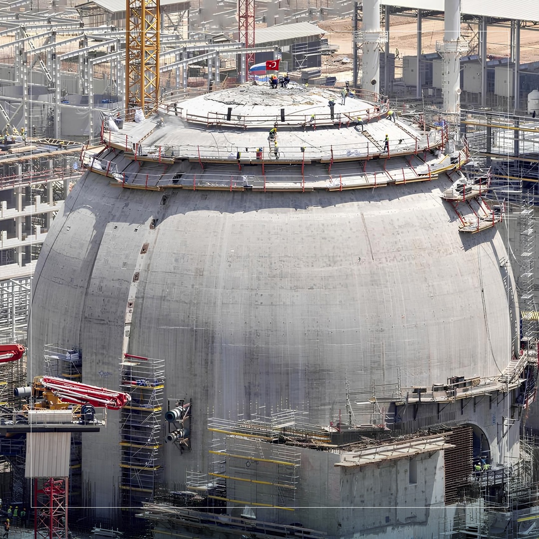 Контейнмент — самое заметное здание АЭС сразу после градирен. Это герметичная железобетонная оболочка, обычно в форме цилиндра с полусферическим куполом