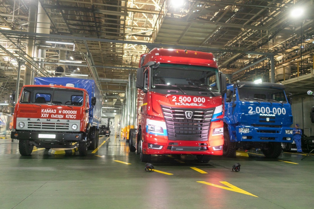 КАМАЗ снова первый На этот раз — в продажах грузовиков в России. 20,3 тысячи машин полной массой свыше 14 тонн. Таков результат за прошлый год.