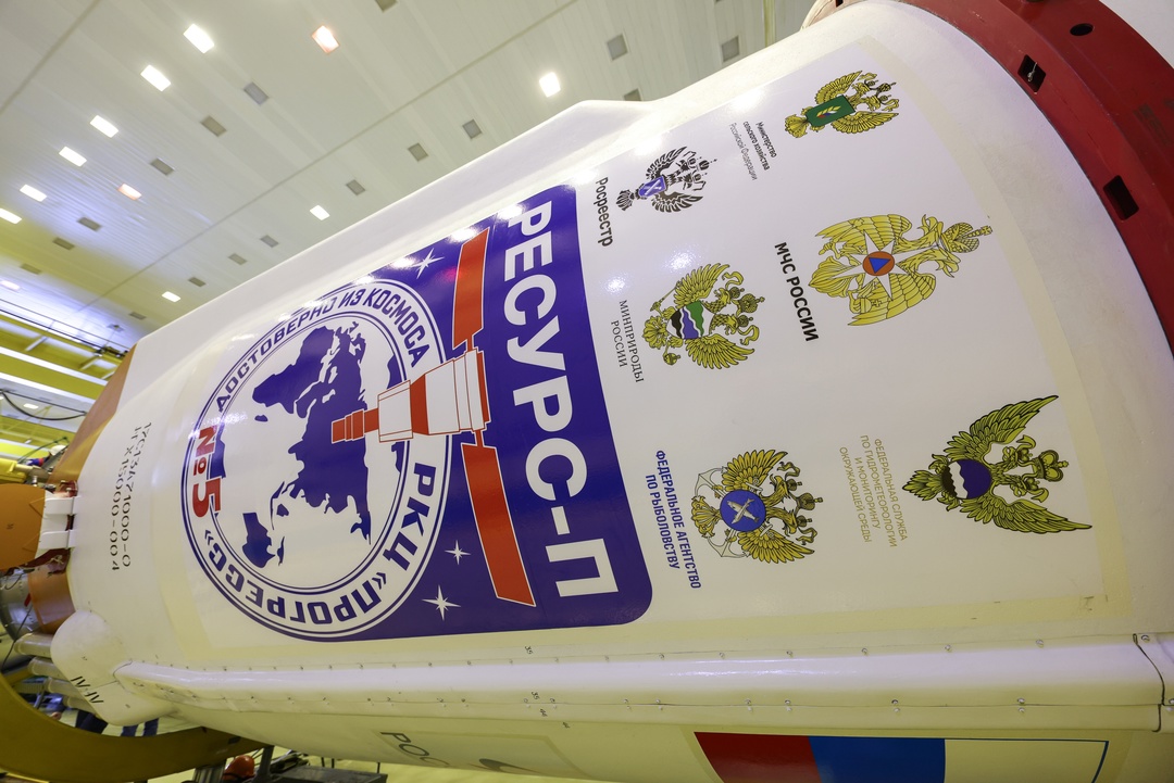 Небо и земля С космодрома Байконур недавно запустили ракету «Союз-2.1б» с аппаратом дистанционного зондирования Земли.