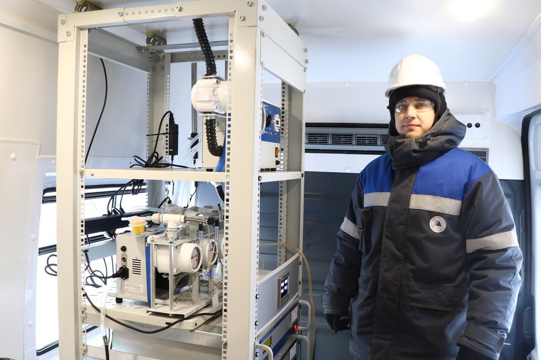 Мобильная лаборатория в действии Наш новый мобильный экологический пост уже приступил к работе. Снаружи это просто микроавтобус, а внутри - настоящая станция