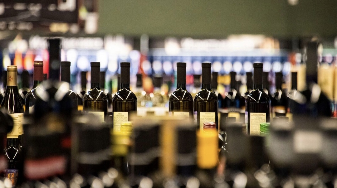 Импортные вина в России к марту подорожают на 10-15% из-за таможенных пошлин и изменения курса валют, пишет РИА «Новости» со ссылкой на импортеров алкоголя. В…