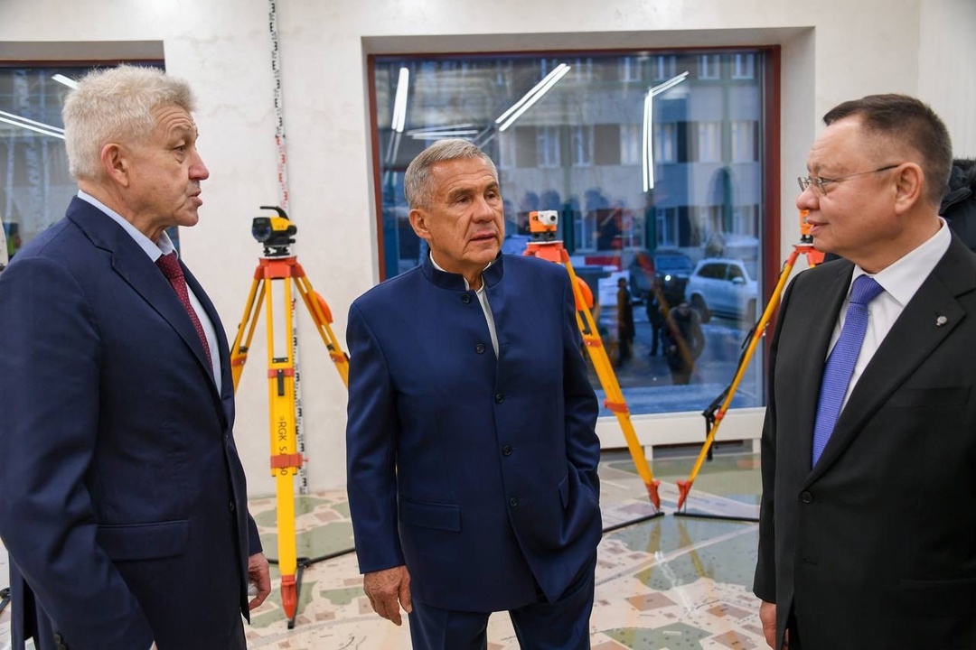 Глава Минстроя России Ирек Файзуллин совместно с Раисом Республики Татарстан Рустамом Миннихановым посетил научно-образовательные центры КГАСУ и выставку…