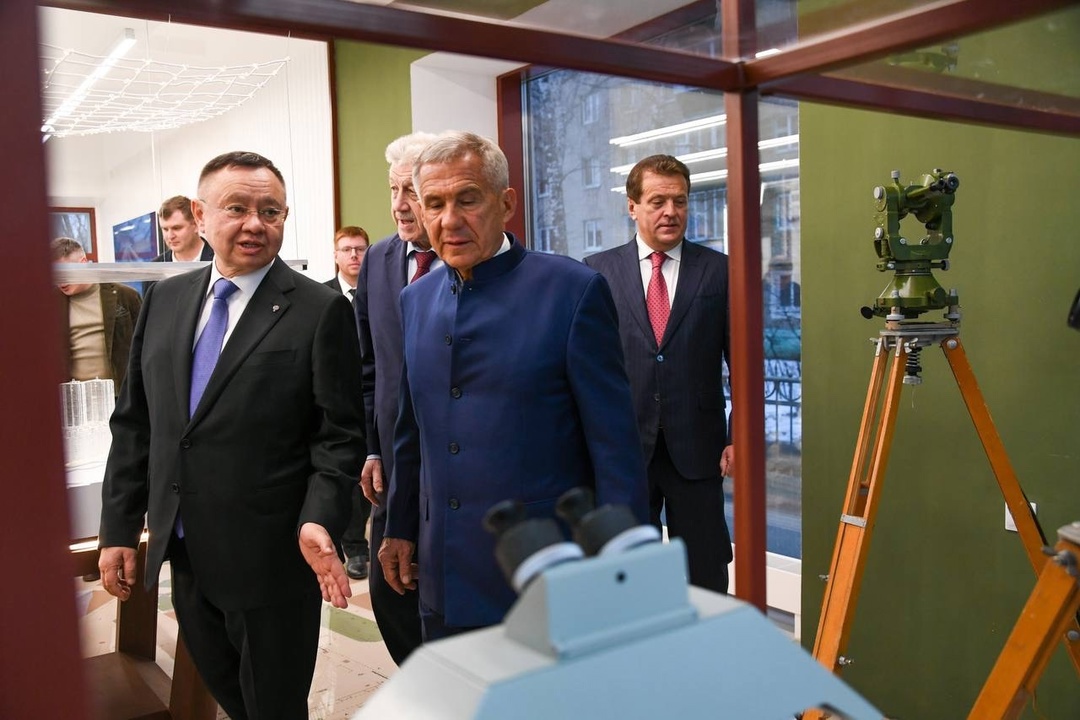 Глава Минстроя России Ирек Файзуллин совместно с Раисом Республики Татарстан Рустамом Миннихановым посетил научно-образовательные центры КГАСУ и выставку…