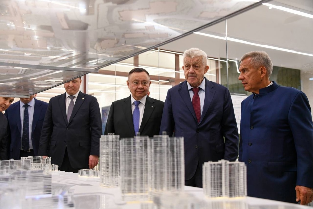 Глава Минстроя России Ирек Файзуллин совместно с Раисом Республики Татарстан Рустамом Миннихановым посетил научно-образовательные центры КГАСУ и выставку…