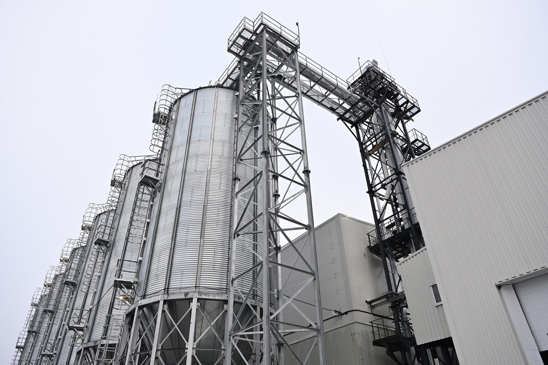 Компания «Аква Фид» построила в Карелии один из крупнейших в России заводов по производству рыбных кормов. Предприятие способно выпускать до 50 тыс. т…