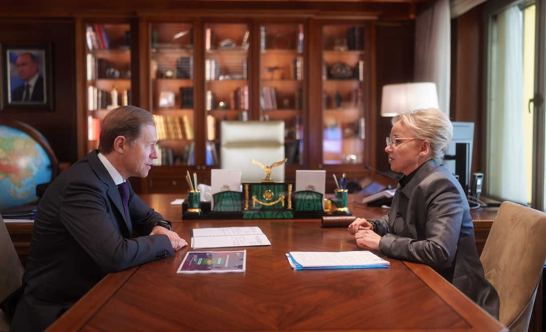 Первый вице-премьер Денис Мантуров встретился с врио губернатора Еврейской автономной области Марией Костюк