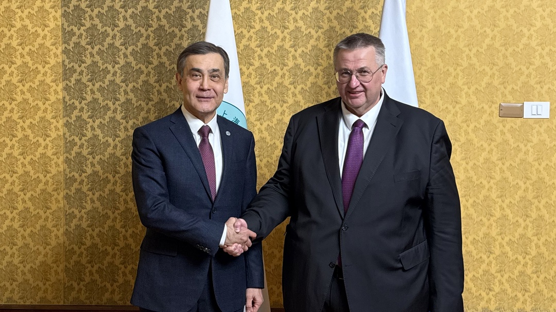 Алексей Оверчук провел встречу с генеральным секретарем ШОС Нурланом Ермекбаевым