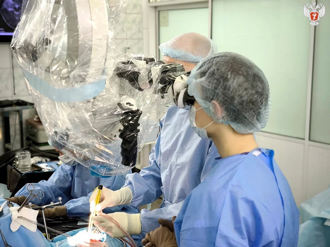 «Я всё время ощущала запах стирального порошка»: новосибирские нейрохирурги удалили опухоль из головного мозга молодой пациентки