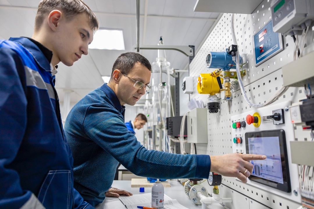 В Лениногорском нефтяном техникуме открылись новые лаборатории и мастерские