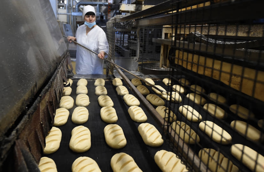 Ресторатор Александр Колобов вышел из числа учредителей ООО «Гипфель» (производит булочки для бургеров и хот-догов под брендом United buns), где ранее ему…