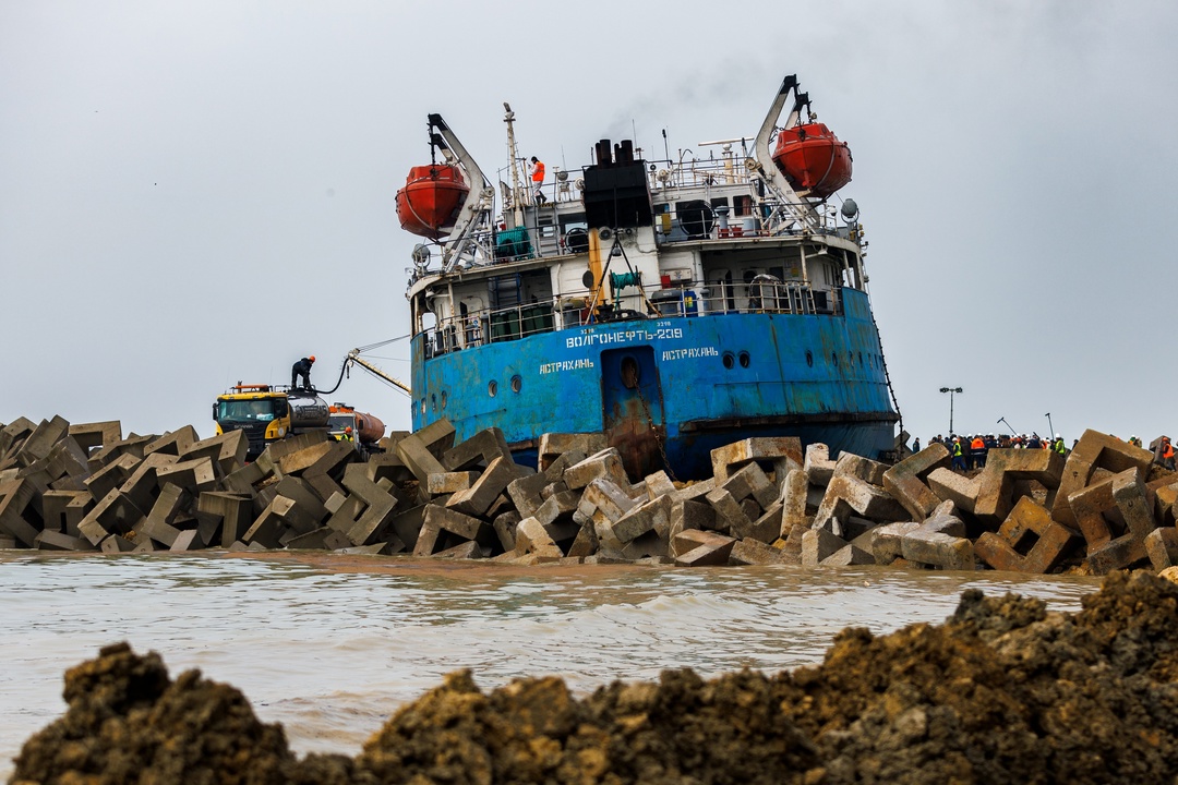 Вице-премьер Виталий Савельев проконтролировал ход реализации работ по ликвидации последствий чрезвычайной ситуации, вызванной крушением танкеров в Керченском…