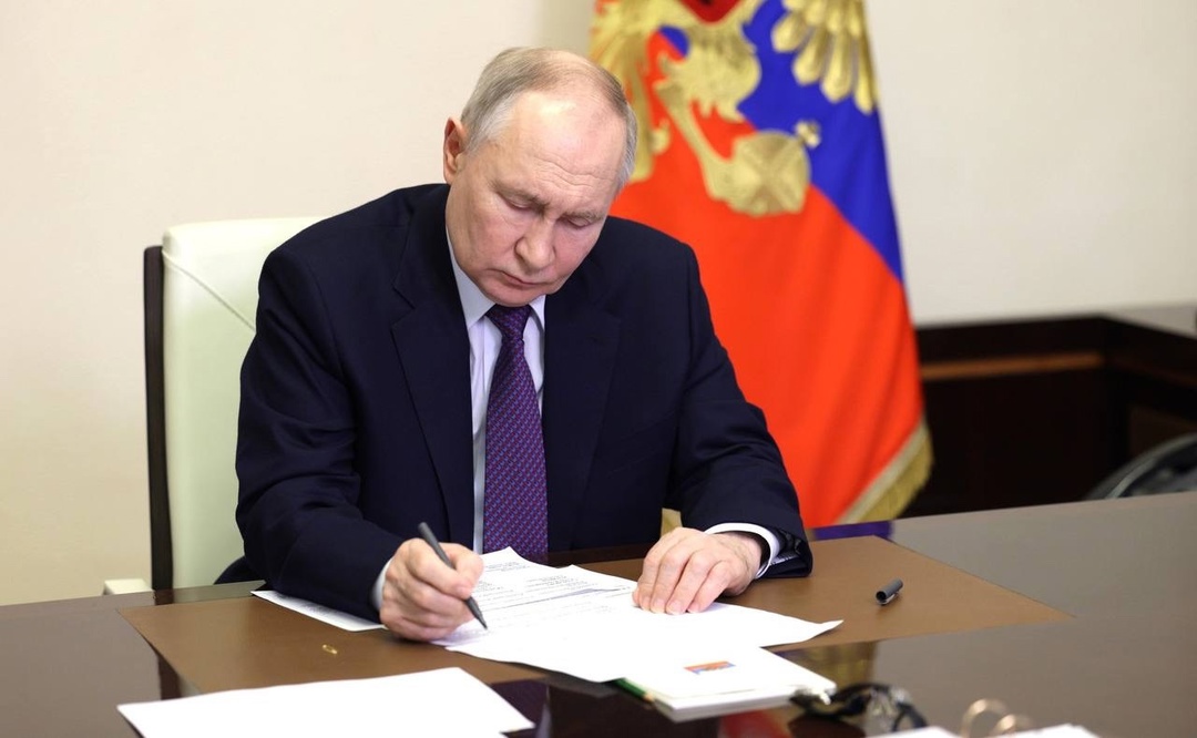 Глава Минстроя России Ирек Файзуллин доложил Президенту РФ Владимиру Путину о ходе работ, направленных на ликвидацию последствий весенних паводков