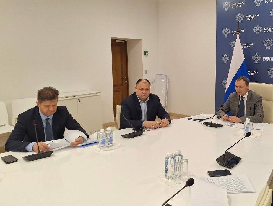 В Минстрое России состоялось еженедельное совещание под руководством замминистра строительства и ЖКХ РФ Алексея Ересько по вопросу прохождения отопительного…