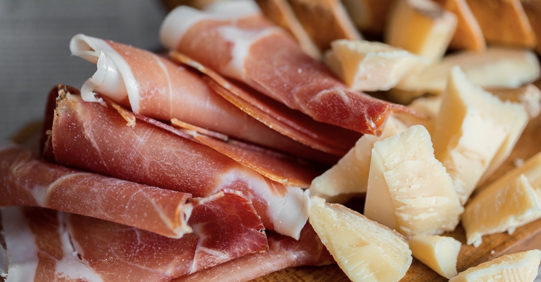 Запрет Россельхознадзора на ввоз животноводческой продукции из Евросоюза распространяется также на хамон и сыры, которые граждане привозят в личных целях в…