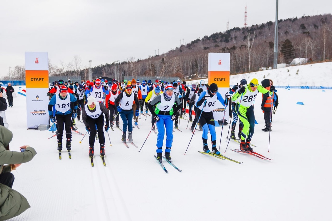 «Лыжня Роснефти»: энергия зимы Сотни участников, крики болельщиков на трибунах и олимпийский накал страстей — в Красноярске ежегодный забег «Лыжня Роснефти»!