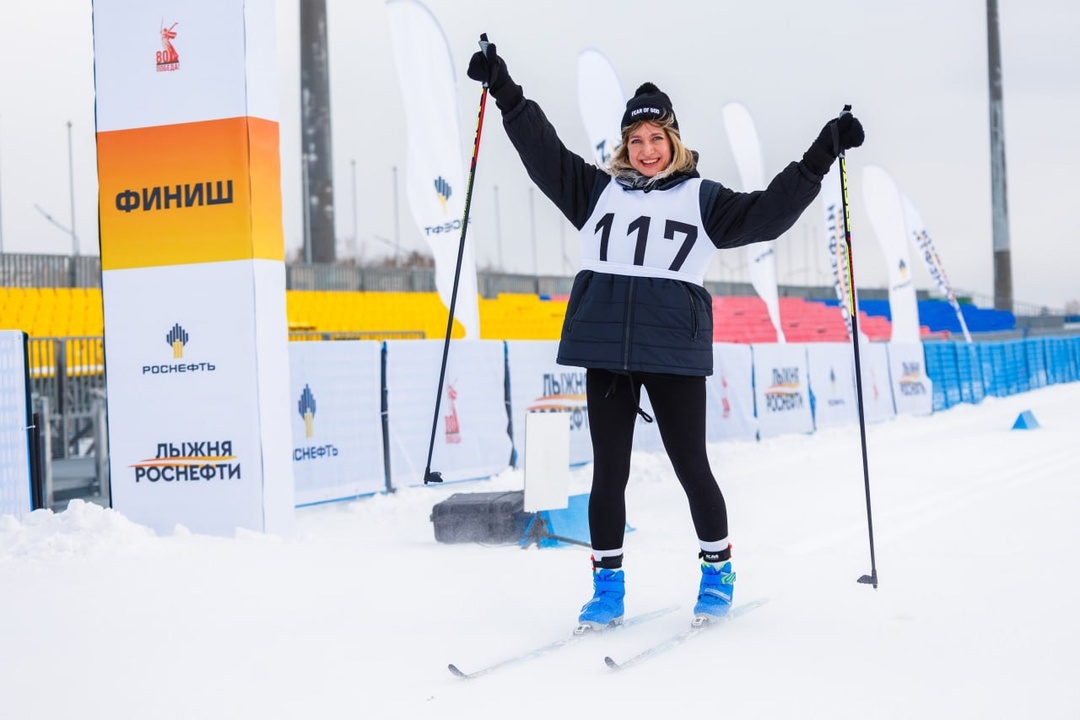 «Лыжня Роснефти»: энергия зимы Сотни участников, крики болельщиков на трибунах и олимпийский накал страстей — в Красноярске ежегодный забег «Лыжня Роснефти»!