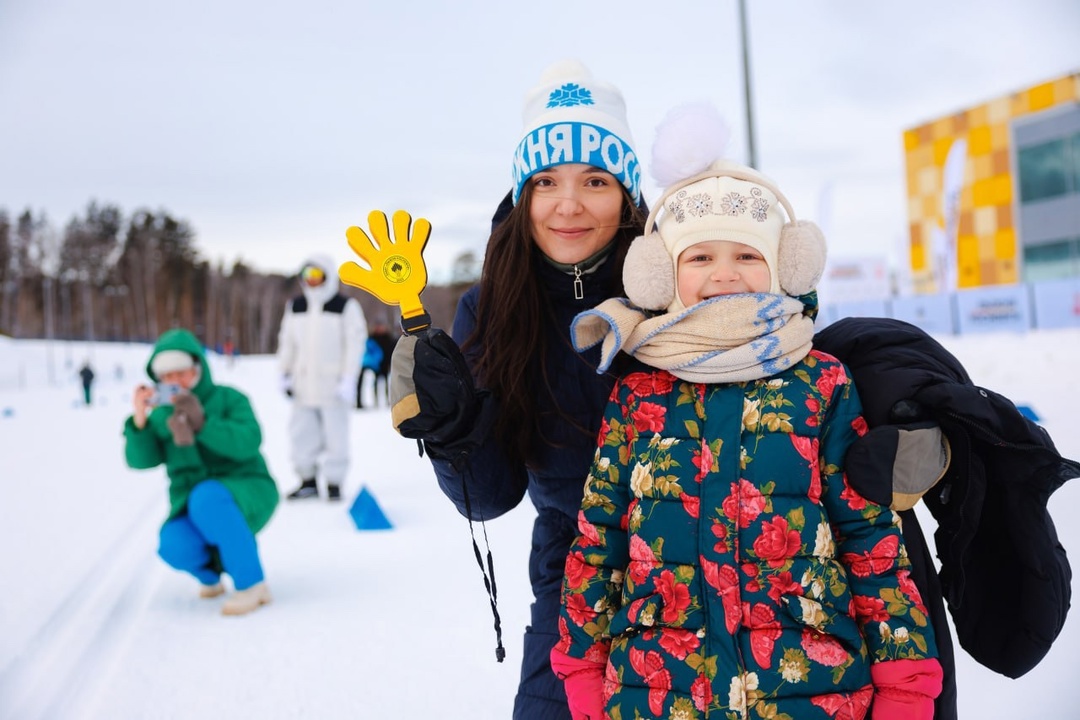 «Лыжня Роснефти»: энергия зимы Сотни участников, крики болельщиков на трибунах и олимпийский накал страстей — в Красноярске ежегодный забег «Лыжня Роснефти»!